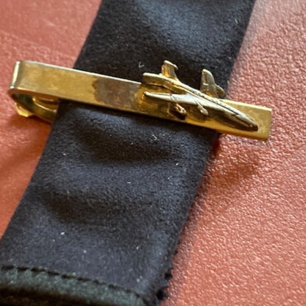 Airplane tie clip